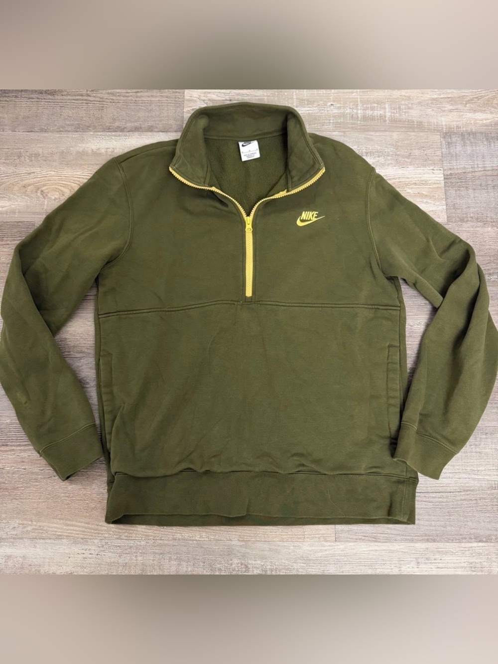Nike M’s 1/4 Zip Pullover Olive Green Fleece Sweatshirt w/ Yellow Accent *NWOT*